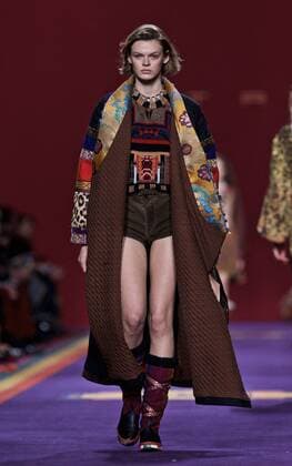 (170225) -- MILAN, Feb. 25, 2017 -- A model presents a creation for fashion house Etro during Milan Fashion Week Fall Winter 2017 2018 on Feb. 24, 2017, in Milan, Italy. ) (yk) ITALY-MILAN-FASHION WEEK-ETRO JinxYu 