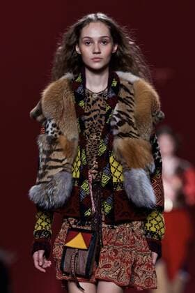 (170225) -- MILAN, Feb. 25, 2017 -- A model presents a creation for fashion house Etro during Milan Fashion Week Fall Winter 2017 2018 on Feb. 24, 2017, in Milan, Italy. ) (yk) ITALY-MILAN-FASHION WEEK-ETRO JinxYu 