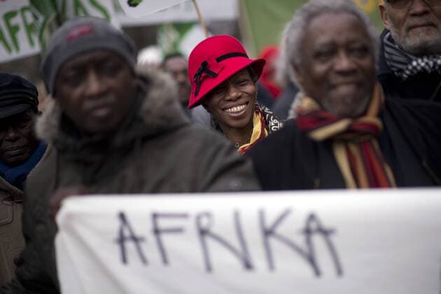 Gedenkmarsch Kolonialgeschichte DEU, Deutschland, Germany, Berlin, 25.02.2017 Demonstranten mit Transparent beim 11. Gedenkmarsch zur Erinnerung an die afrikanischen Opfer von Versklavung, Kolonialismus und rassistischer Gewalt vom Komitee fuer ein afrikanisches Denkmal in Berlin und afrikanischer Vereine in Berlin. Dieser Gedenkmarsch wurde ins Leben gerufen, um der Forderung nach Anerkennung der Verbrechen gegen Schwarze Menschen und Menschen afrikanischer Herkunft Nachdruck zu verleihen. Anlass ist die Berliner Afrika-Konferenz von 1884 - 1885, auf der Afrika vor 130 Jahren unter den europaeischen Kolonialmaechten aufgeteilt wurde. Mehr als 30 Millionen Afrikanerinnen und Afrikaner wurden Opfer von Versklavung und kolonialen Verbrechen gegen die Menschlichkeit. Die von Deutschland an den Herero und Nama begangenen Voelkermorde in Namibia und die Kriegsverbrechen in Tansania im Maji- M