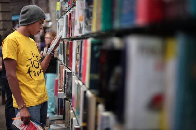 Bilder des Tages Visitors observe the literary novelties at the 38th International Book Fair at the Mining Palace in Mexico City, Mexico, 25 February 2017. 38TH INTERNATIONAL BOOK FAIR 2017 IN MEXICO !ACHTUNG: NUR REDAKTIONELLE NUTZUNG!  Copyright: xSáshenkaxGutiérrezx MEX001 20170226-636236689988022709