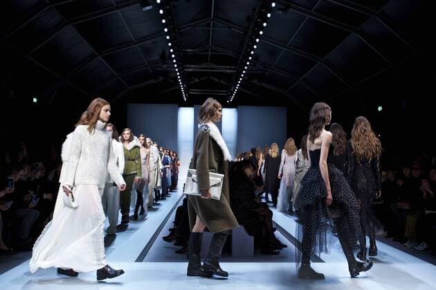 MILAN, Feb. 25, 2017 -- Models present collections for fashion house ERMANNO SCERVINO during Milan Fashion Week Fall Winter 2017 2018 on Feb. 25, 2017, in Milan, Italy. ) (lrz) ITALY-MILAN-FASHION WEEK-ERMANNO SCERVINO JinxYu 