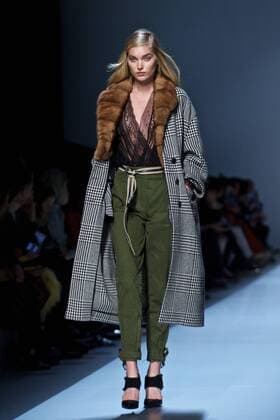 MILAN, Feb. 25, 2017 -- A model presents a collection for fashion house ERMANNO SCERVINO during Milan Fashion Week Fall Winter 2017 2018 on Feb. 25, 2017, in Milan, Italy. ) (lrz) ITALY-MILAN-FASHION WEEK-ERMANNO SCERVINO JinxYu 