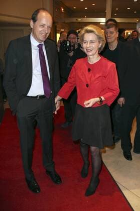 Ursula von der Leyen mit Ehemann Heiko von der Leyen bei der Premiere des Theaterstücks Alles muss glänzen - The Homemaker im Theater am Kurfürstendamm. Berlin, 25.02.2017 Foto:xS.xGabschx xFuturexImage
