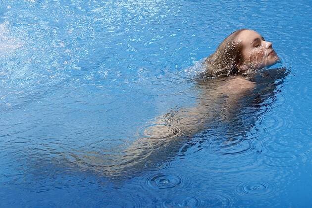 Themen der Woche Bilder des Tages Chilean model Kika Silva dives into a swiming pool as the traditional queen of the Vina del Mar International Festival on its 58th edition at Quinta Vergara, Vina del Mar, 120 kms northeast of Santiago, Chile, on 26 February 2017. Queen of the Vina del Mar Festival dives into a pool as part of the tradition !ACHTUNG: NUR REDAKTIONELLE NUTZUNG!  Copyright: xMARIOxRUIZx CH06 20170226-636237293692134456