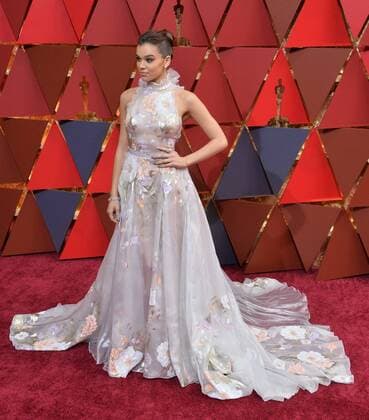Actress Hailee Steinfeld arrives on the red carpet for the 89th annual Academy Awards at the Dolby Theatre in the Hollywood section of Los Angeles on February 26, 2017.  LAP20170226329 JIMxRUYMEN