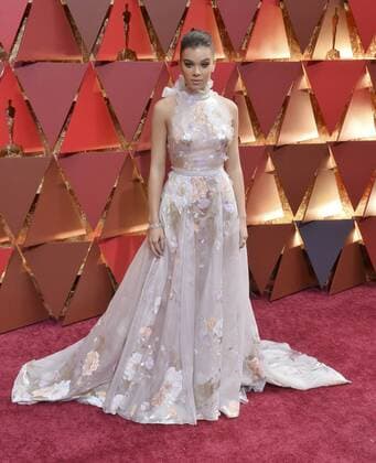 Actress Hailee Steinfeld arrives on the red carpet for the 89th annual Academy Awards at the Dolby Theatre in the Hollywood section of Los Angeles on February 26, 2017.  LAP20170226332 JIMxRUYMEN