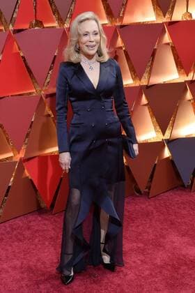 Actress Faye Dunaway arrives on the red carpet for the 89th annual Academy Awards at the Dolby Theatre in the Hollywood section of Los Angeles on February 26, 2017.  LAP20170226698 JIMxRUYMEN