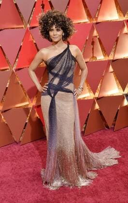Actress Halle Berry arrives on the red carpet for the 89th annual Academy Awards at the Dolby Theatre in the Hollywood section of Los Angeles on February 26, 2017.  LAP20170226740 JIMxRUYMEN