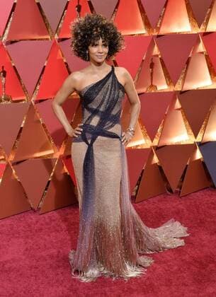 Actress Halle Berry arrives on the red carpet for the 89th annual Academy Awards at the Dolby Theatre in the Hollywood section of Los Angeles on February 26, 2017.  LAP20170226741 JIMxRUYMEN