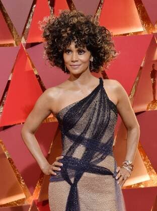 Actress Halle Berry arrives on the red carpet for the 89th annual Academy Awards at the Dolby Theatre in the Hollywood section of Los Angeles on February 26, 2017.  LAP20170226742 JIMxRUYMEN
