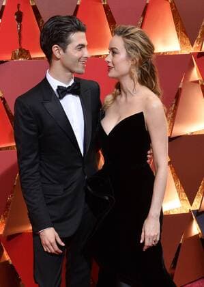 Brie Larson (R) and Alex Greenwald arrive on the red carpet for the 89th annual Academy Awards at the Dolby Theatre in the Hollywood section of Los Angeles on February 26, 2017.  LAP20170226037 JIMxRUYMEN