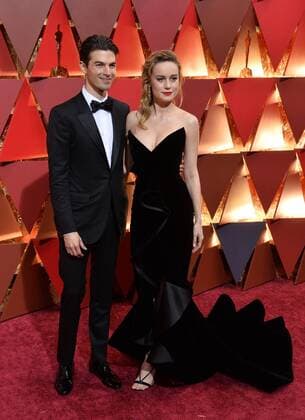 Brie Larson (R) and Alex Greenwald arrive on the red carpet for the 89th annual Academy Awards at the Dolby Theatre in the Hollywood section of Los Angeles on February 26, 2017.  LAP20170226038 JIMxRUYMEN