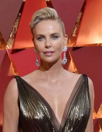 Actress Charlize Theron arrives on the red carpet for the 89th annual Academy Awards at the Dolby Theatre in the Hollywood section of Los Angeles on February 26, 2017.  LAP20170226765 JIMxRUYMEN