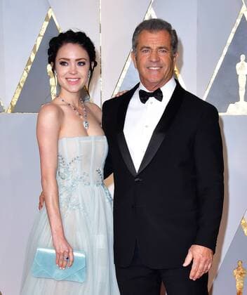 Mel (R) and Robyn Moore Gibson arrive on the red carpet for the 89th annual Academy Awards at the Dolby Theatre in the Hollywood section of Los Angeles on February 26, 2017.  LAP2017022742 KEVINxDIETSCH