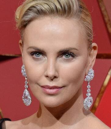 Actress Charlize Theron arrives on the red carpet for the 89th annual Academy Awards at the Dolby Theatre in the Hollywood section of Los Angeles on February 26, 2017.  LAP20170226771 JIMxRUYMEN
