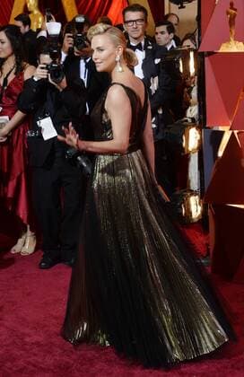 Actress Charlize Theron arrives on the red carpet for the 89th annual Academy Awards at the Dolby Theatre in the Hollywood section of Los Angeles on February 26, 2017.  LAP20170226772 JIMxRUYMEN