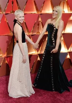 Actresses Michelle Williams (L) and Busy Philipps arrive on the red carpet for the 89th annual Academy Awards at the Dolby Theatre in the Hollywood section of Los Angeles on February 26, 2017.  LAP20170226777 JIMxRUYMEN