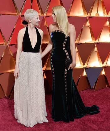 Actresses Michelle Williams (L) and Busy Philipps arrive on the red carpet for the 89th annual Academy Awards at the Dolby Theatre in the Hollywood section of Los Angeles on February 26, 2017.  LAP20170226780 JIMxRUYMEN