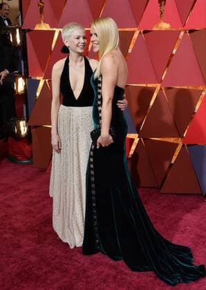 Actresses Michelle Williams (L) and Busy Philipps arrive on the red carpet for the 89th annual Academy Awards at the Dolby Theatre in the Hollywood section of Los Angeles on February 26, 2017.  LAP20170226781 JIMxRUYMEN