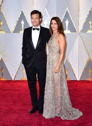 Jason Bateman (L) and Amanda Anka arrive on the red carpet for the 89th annual Academy Awards at the Dolby Theatre in the Hollywood section of Los Angeles on February 26, 2017.  LAP2017022753 KEVINxDIETSCH