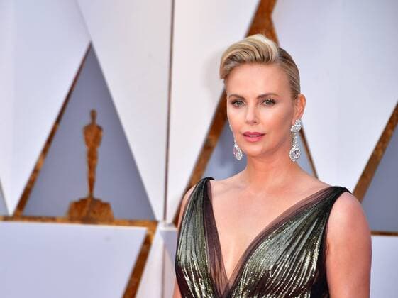 Charlize Theron arrives on the red carpet for the 89th annual Academy Awards at the Dolby Theatre in the Hollywood section of Los Angeles on February 26, 2017.  LAP2017022760 KEVINxDIETSCH