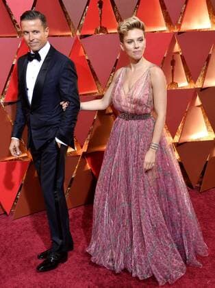 Talent agent Joe Machoda (L) and actress Scarlett Johansson arrive on the red carpet for the 89th annual Academy Awards at the Dolby Theatre in the Hollywood section of Los Angeles on February 26, 2017.  LAP20170226423 JIMxRUYMEN