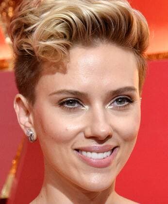 Actress Scarlett Johansson arrives on the red carpet for the 89th annual Academy Awards at the Dolby Theatre in the Hollywood section of Los Angeles on February 26, 2017.  LAP20170226407 JIMxRUYMEN