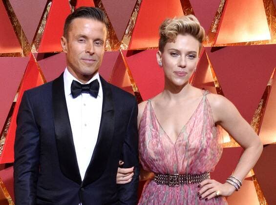 Talent agent Joe Machoda (L) and actress Scarlett Johansson arrive on the red carpet for the 89th annual Academy Awards at the Dolby Theatre in the Hollywood section of Los Angeles on February 26, 2017.  LAP20170226421 JIMxRUYMEN
