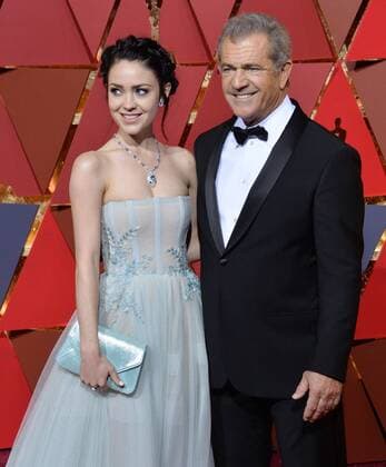 Actor filmmaker Mel Gibson (R) and Rosalind Ross arrive on the red carpet for the 89th annual Academy Awards at the Dolby Theatre in the Hollywood section of Los Angeles on February 26, 2017.  LAP20170226812 JIMxRUYMEN