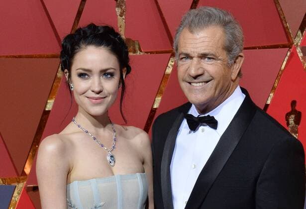 Actor filmmaker Mel Gibson (R) and Rosalind Ross arrive on the red carpet for the 89th annual Academy Awards at the Dolby Theatre in the Hollywood section of Los Angeles on February 26, 2017.  LAP20170226813 JIMxRUYMEN