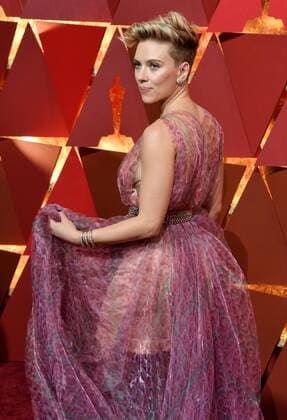 Actress Scarlett Johansson arrives on the red carpet for the 89th annual Academy Awards at the Dolby Theatre in the Hollywood section of Los Angeles on February 26, 2017.  LAP20170226411 JIMxRUYMEN