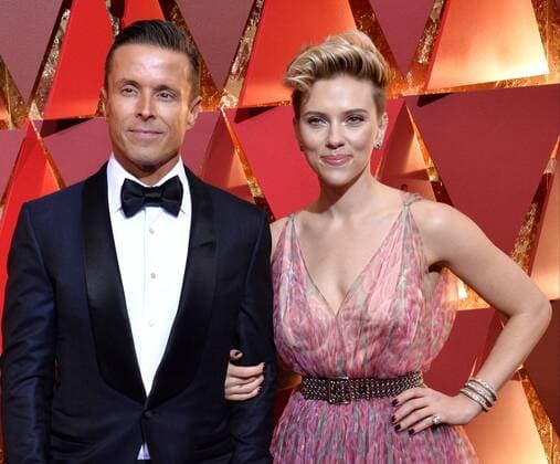 Talent agent Joe Machoda (L) and actress Scarlett Johansson arrive on the red carpet for the 89th annual Academy Awards at the Dolby Theatre in the Hollywood section of Los Angeles on February 26, 2017.  LAP20170226422 JIMxRUYMEN