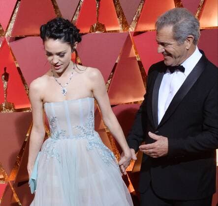 Actor filmmaker Mel Gibson (R) and Rosalind Ross arrive on the red carpet for the 89th annual Academy Awards at the Dolby Theatre in the Hollywood section of Los Angeles on February 26, 2017.  LAP20170226810 JIMxRUYMEN