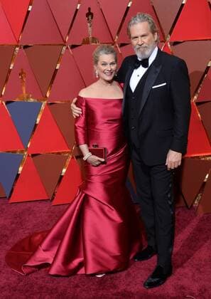 Actors Jeff Bridges (R) and Susan Bridges arrive on the red carpet for the 89th annual Academy Awards at the Dolby Theatre in the Hollywood section of Los Angeles on February 26, 2017.  LAP20170226835 JIMxRUYMEN