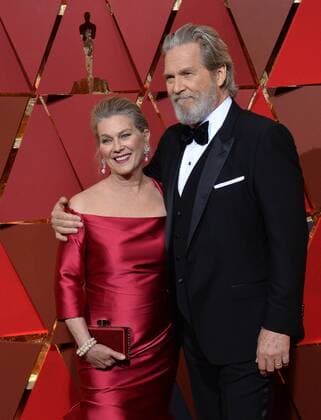 Actors Jeff Bridges (R) and Susan Bridges arrive on the red carpet for the 89th annual Academy Awards at the Dolby Theatre in the Hollywood section of Los Angeles on February 26, 2017.  LAP20170226836 JIMxRUYMEN