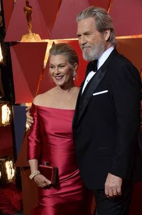 Actors Jeff Bridges (R) and Susan Bridges arrive on the red carpet for the 89th annual Academy Awards at the Dolby Theatre in the Hollywood section of Los Angeles on February 26, 2017.  LAP20170226837 JIMxRUYMEN