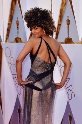 Halle Berry arrives on the red carpet for the 89th annual Academy Awards at the Dolby Theatre in the Hollywood section of Los Angeles on February 26, 2017.  LAP2017022772 KEVINxDIETSCH