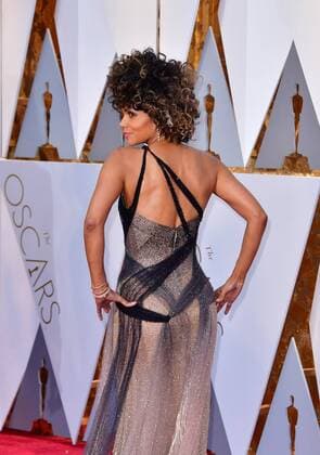 Halle Berry arrives on the red carpet for the 89th annual Academy Awards at the Dolby Theatre in the Hollywood section of Los Angeles on February 26, 2017.  LAP2017022774 KEVINxDIETSCH