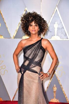Halle Berry arrives on the red carpet for the 89th annual Academy Awards at the Dolby Theatre in the Hollywood section of Los Angeles on February 26, 2017.  LAP2017022775 KEVINxDIETSCH