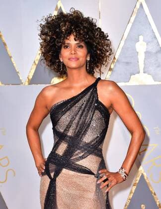 Halle Berry arrives on the red carpet for the 89th annual Academy Awards at the Dolby Theatre in the Hollywood section of Los Angeles on February 26, 2017.  LAP2017022776 KEVINxDIETSCH