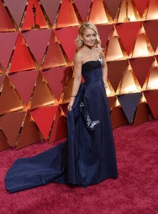 Television personality Kelly Ripa arrives on the red carpet for the 89th annual Academy Awards at the Dolby Theatre in the Hollywood section of Los Angeles on February 26, 2017.  LAP20170226849 JIMxRUYMEN