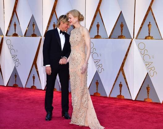 Nicole Kidman (R) and Keith Urban arrive on the red carpet for the 89th annual Academy Awards at the Dolby Theatre in the Hollywood section of Los Angeles on February 26, 2017.  LAP2017022781 KEVINxDIETSCH