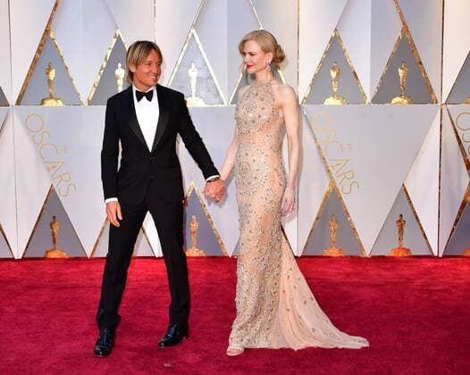 Nicole Kidman (R) and Keith Urban arrive on the red carpet for the 89th annual Academy Awards at the Dolby Theatre in the Hollywood section of Los Angeles on February 26, 2017.  LAP2017022784 KEVINxDIETSCH