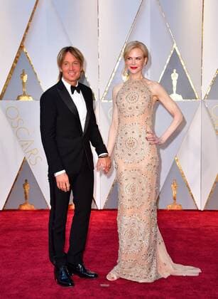 Nicole Kidman (R) and Keith Urban arrive on the red carpet for the 89th annual Academy Awards at the Dolby Theatre in the Hollywood section of Los Angeles on February 26, 2017.  LAP2017022783 KEVINxDIETSCH