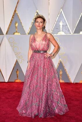Scarlett Johansson arrives on the red carpet for the 89th annual Academy Awards at the Dolby Theatre in the Hollywood section of Los Angeles on February 26, 2017.  LAP2017022794 KEVINxDIETSCH