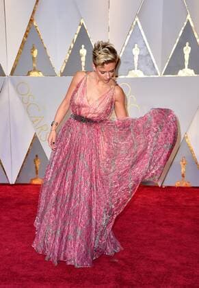 Scarlett Johansson arrives on the red carpet for the 89th annual Academy Awards at the Dolby Theatre in the Hollywood section of Los Angeles on February 26, 2017.  LAP2017022795 KEVINxDIETSCH