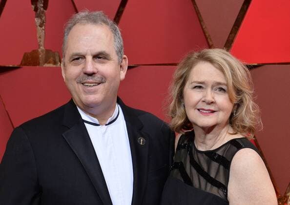 Producer Bill Mechanic (L) and Carol Mechanic arrive on the red carpet for the 89th annual Academy Awards at the Dolby Theatre in the Hollywood section of Los Angeles on February 26, 2017.  LAP20170226877 JIMxRUYMEN