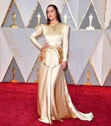 Dakota Johnson arrives on the red carpet for the 89th annual Academy Awards at the Dolby Theatre in the Hollywood section of Los Angeles on February 26, 2017.  LAP2017022832 KEVINxDIETSCH