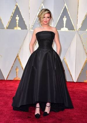 Kirsten Dunst arrives on the red carpet for the 89th annual Academy Awards at the Dolby Theatre in the Hollywood section of Los Angeles on February 26, 2017.  LAP2017022864 KEVINxDIETSCH