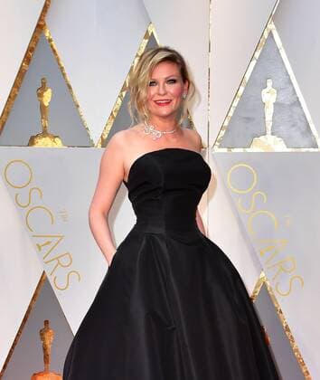 Kirsten Dunst arrives on the red carpet for the 89th annual Academy Awards at the Dolby Theatre in the Hollywood section of Los Angeles on February 26, 2017.  LAP2017022867 KEVINxDIETSCH